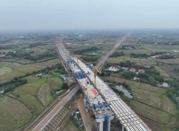 凤凰策略 武荆宜高速跨疏港铁路特大桥主桥合龙